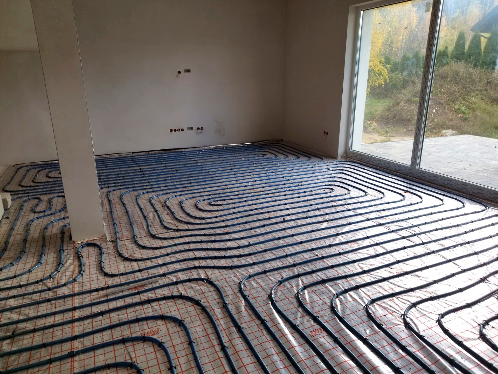 Montaż instalacji ogrzewania podłogowego — realizacja 2